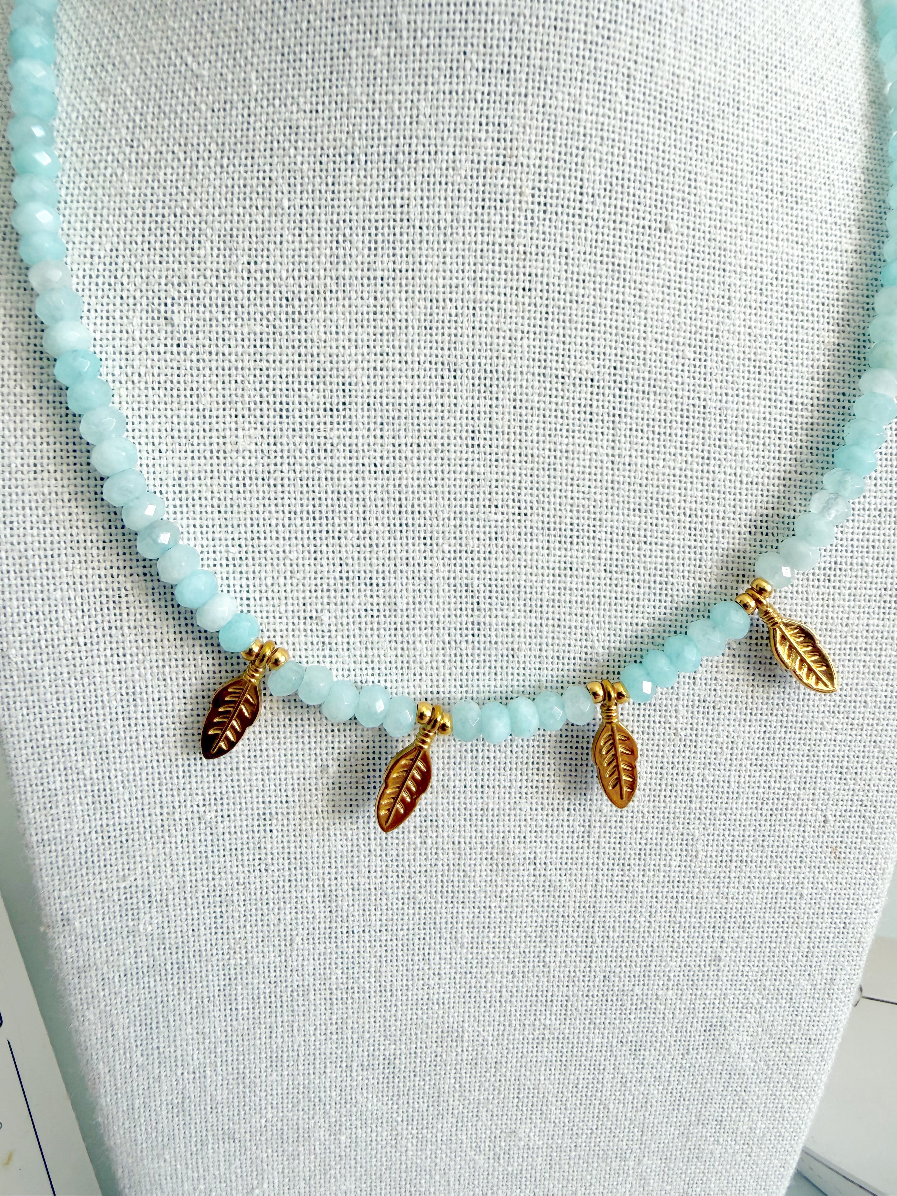 Collar facetado con golden leaves