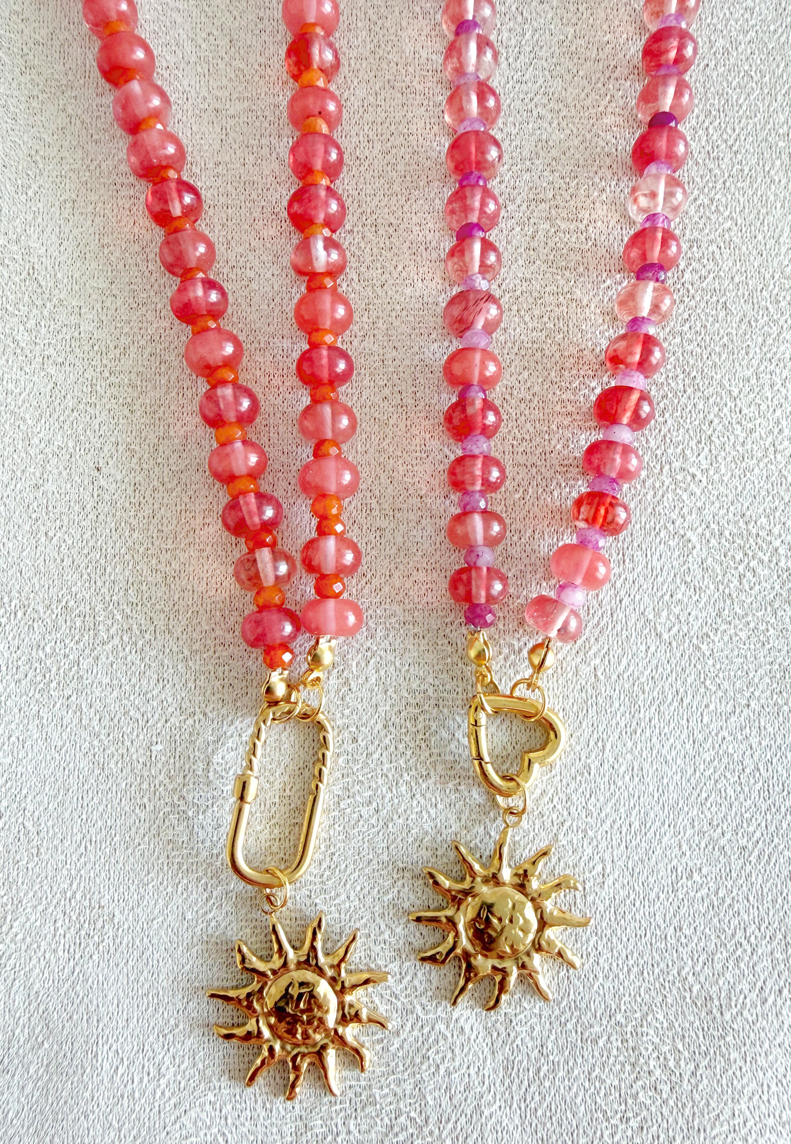 Collares de jade teñido.
