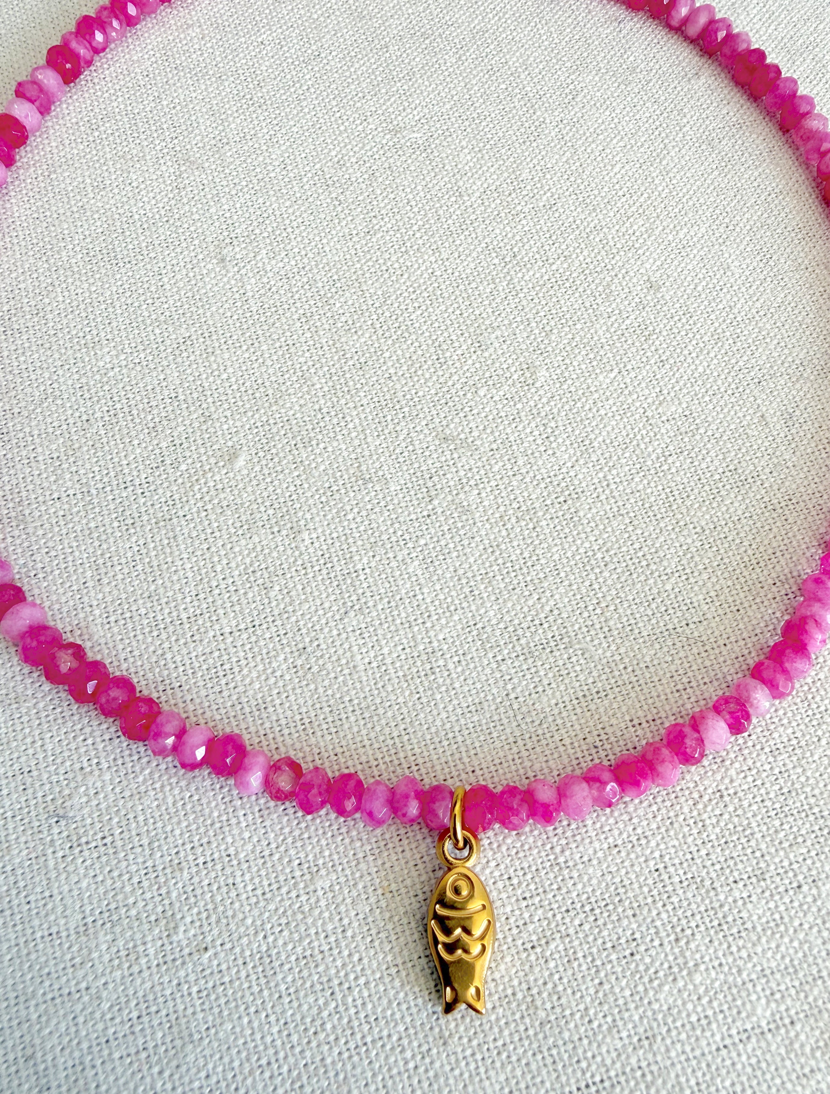 Collar rosa chicle con pez mini
