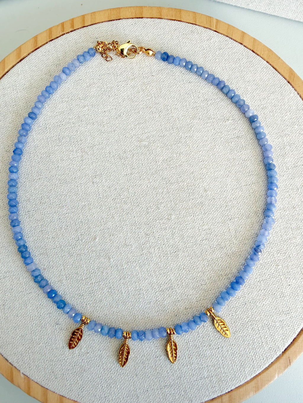Collar facetado con golden leaves
