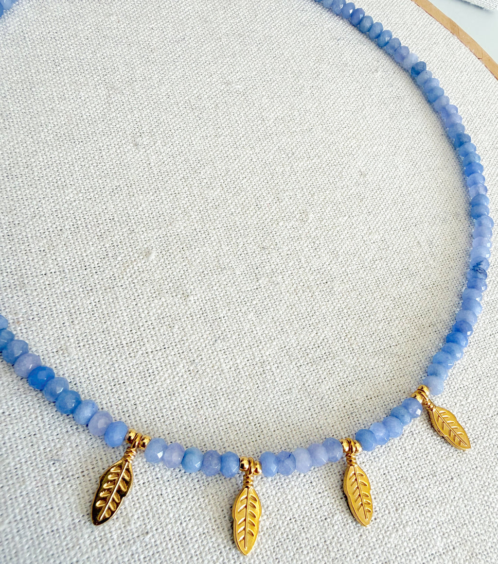 Collar facetado con golden leaves