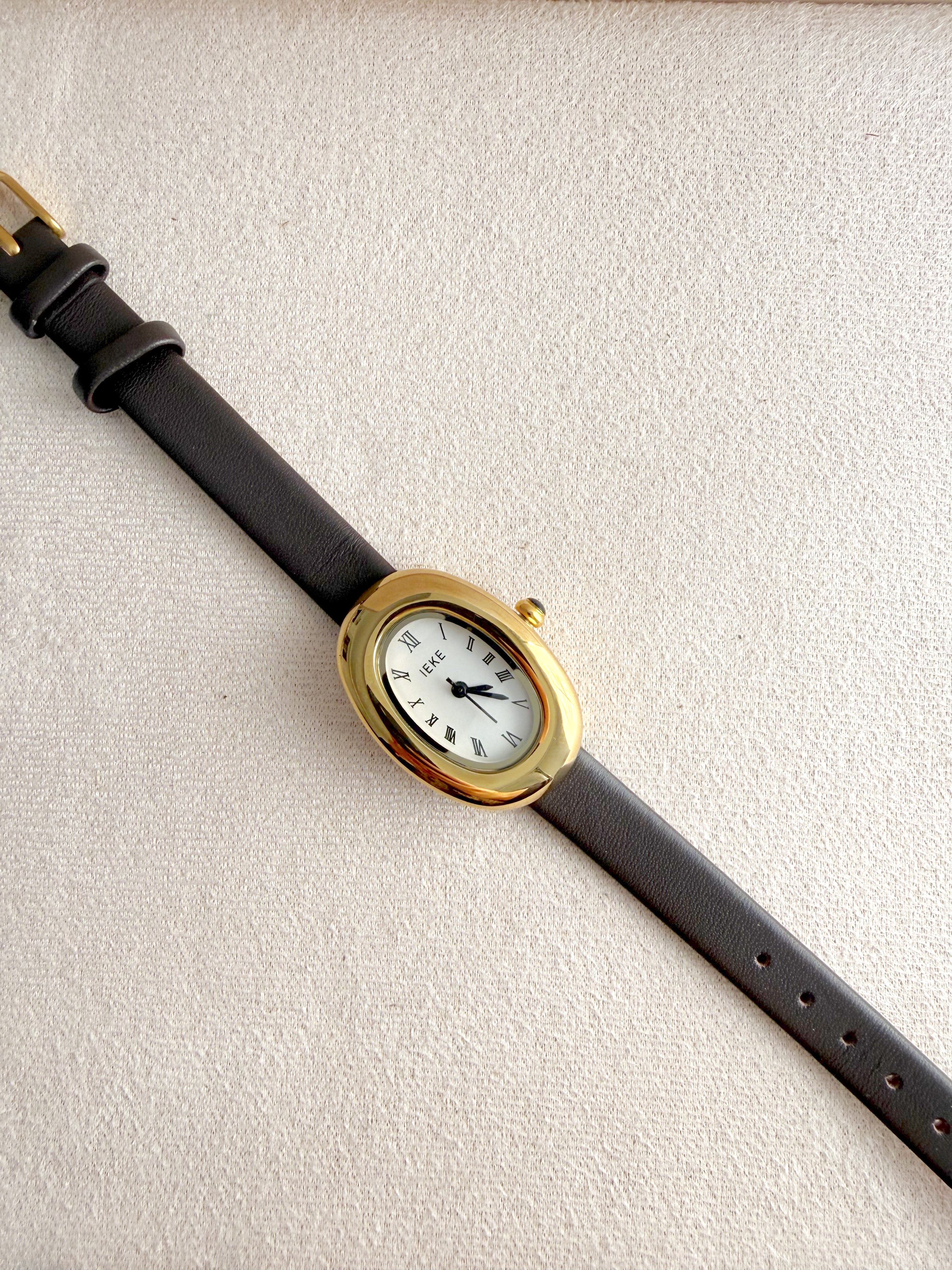 Reloj en cuerito marrón.