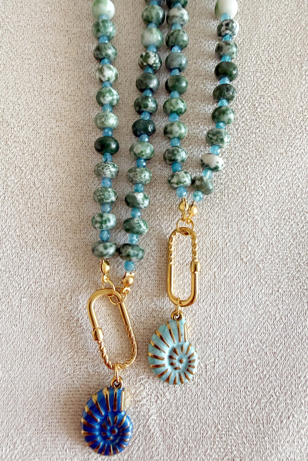 Collares de punto verde natural, con conchas en acero 100%