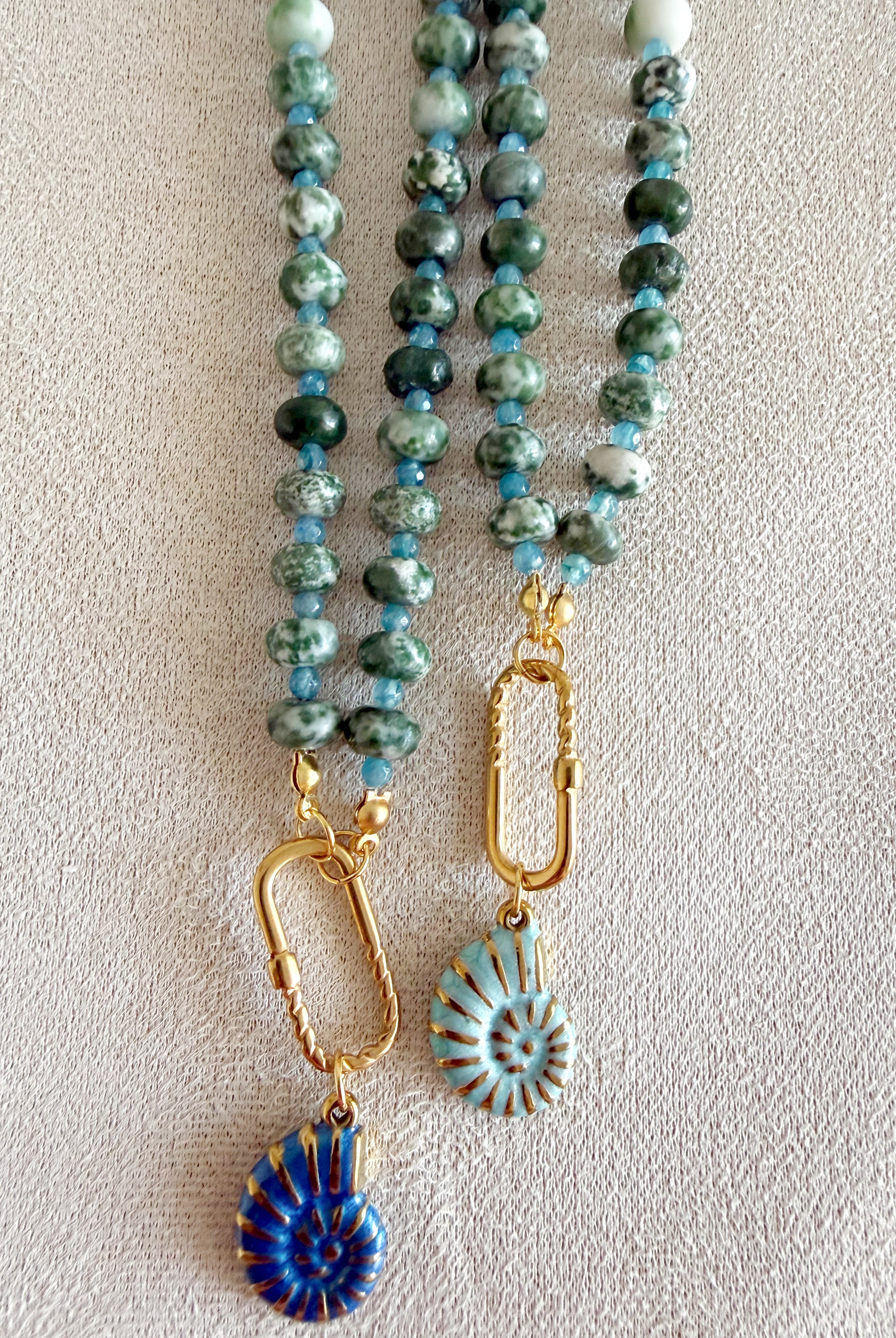 Collares de punto verde natural, con conchas en acero 100%