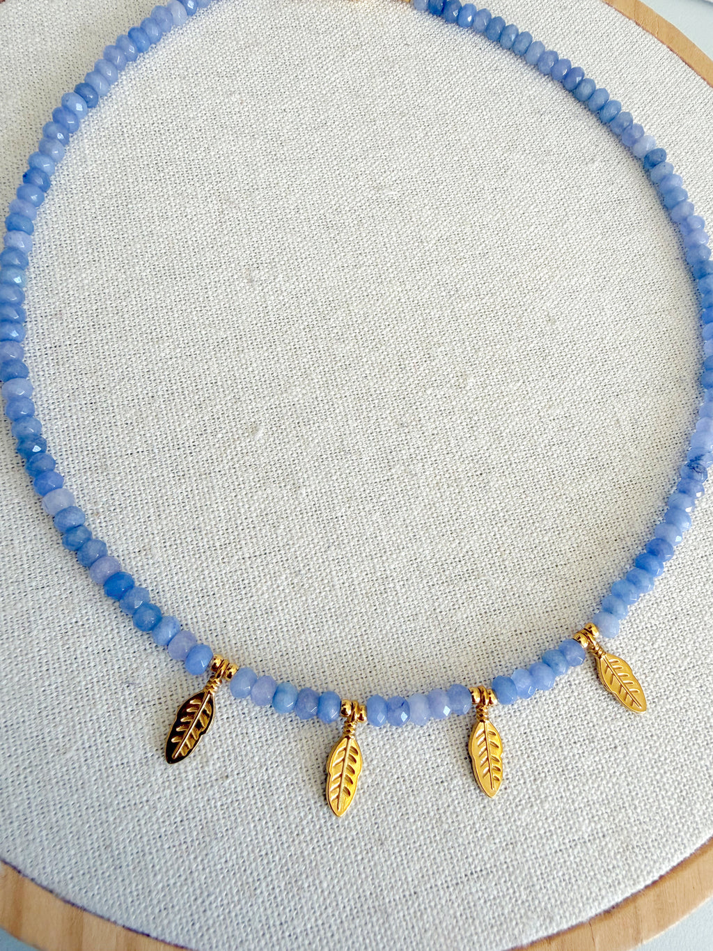 Collar facetado con golden leaves