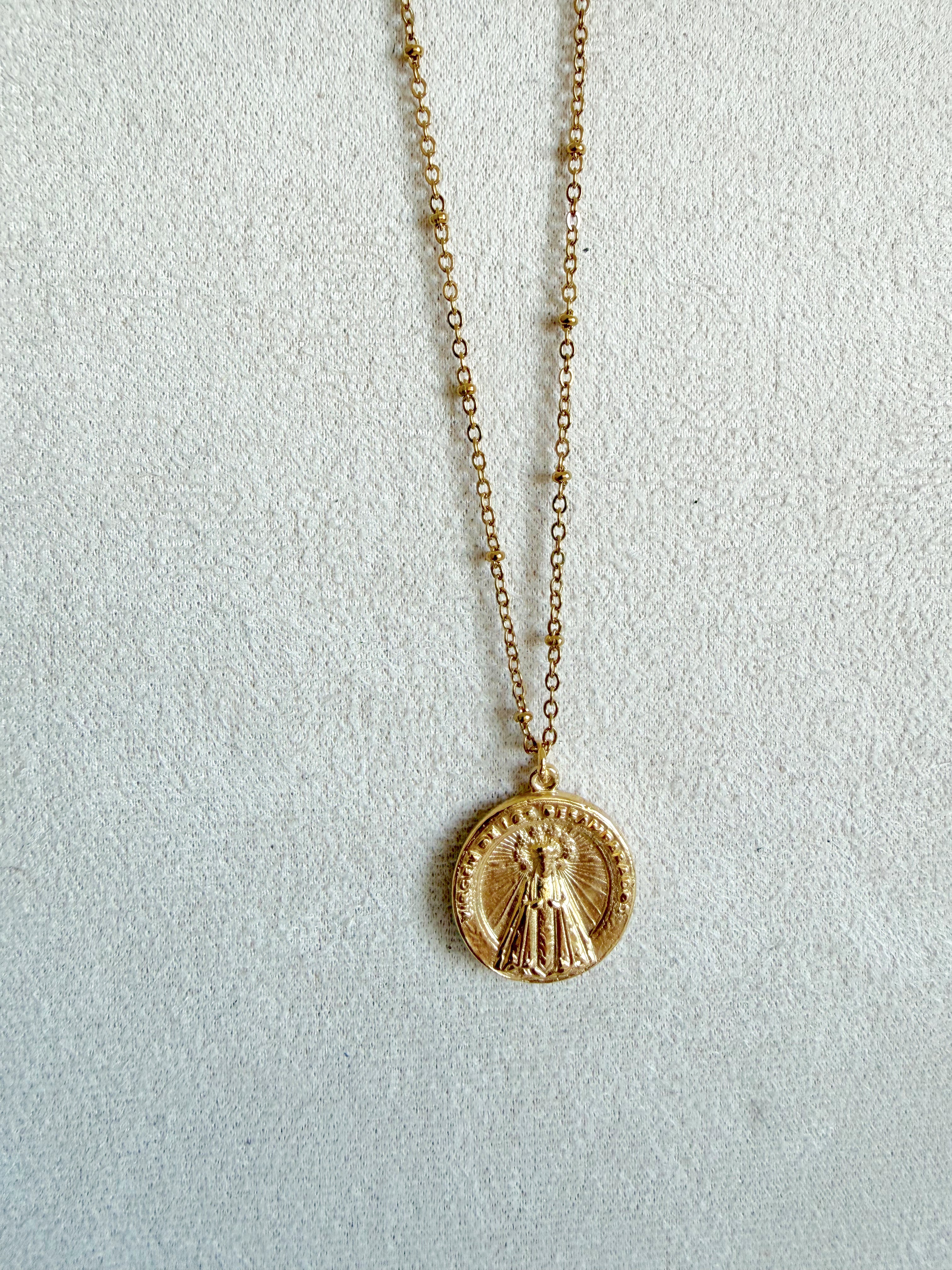 Medalla personalizada de la Virgen desamparados, chapada en oro 18k