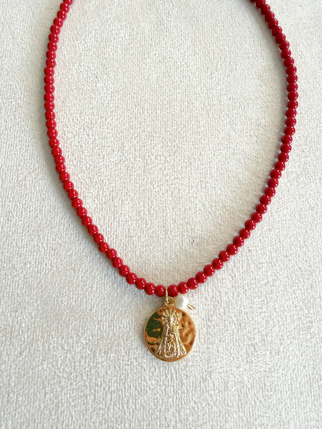 Collar carmesí con Virgen Desamparados