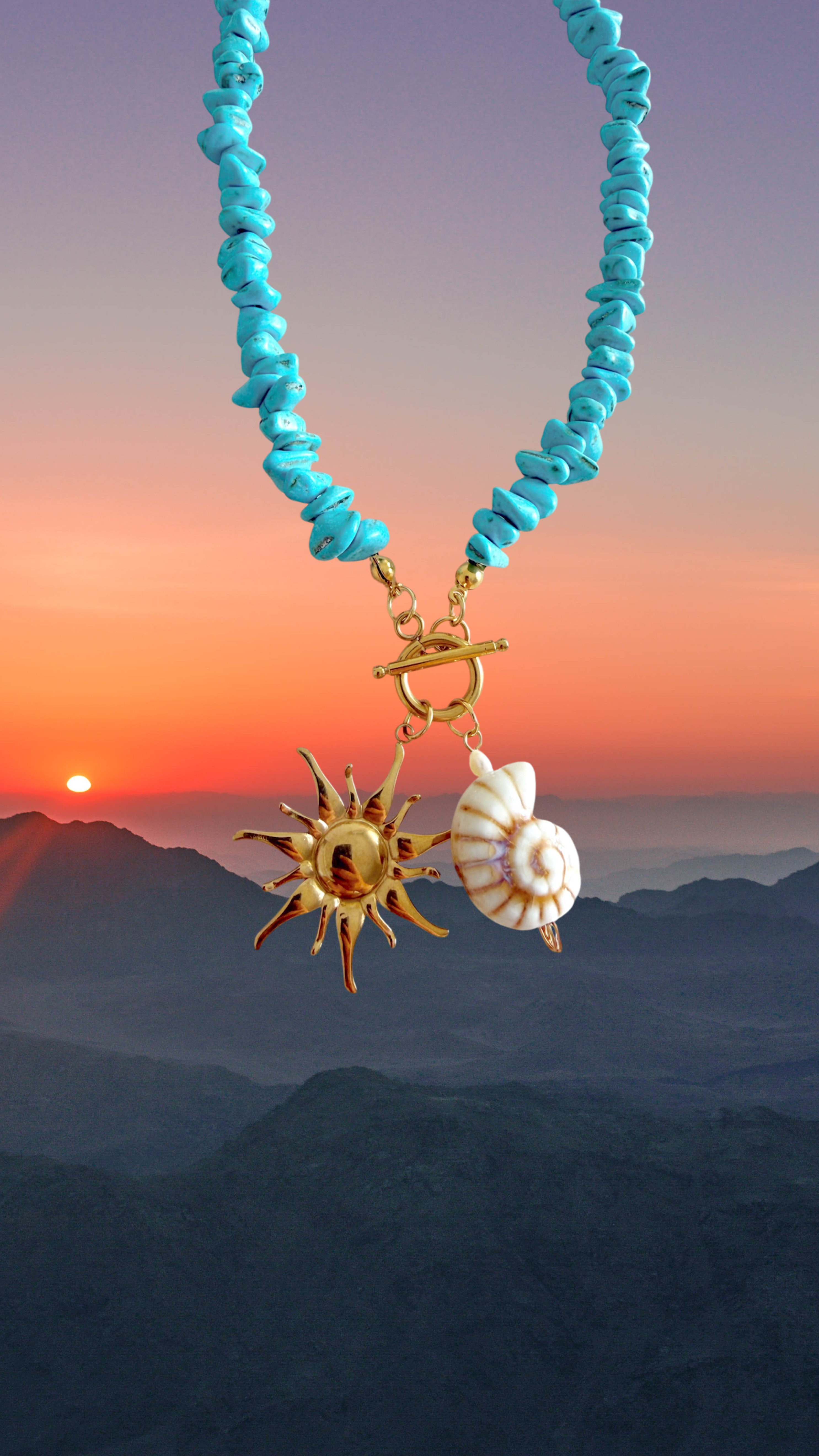 Coral en turquesa, sol y concha marina