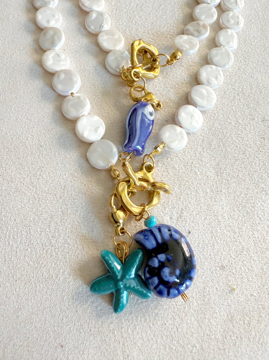 Coral + tonos azules y acero.