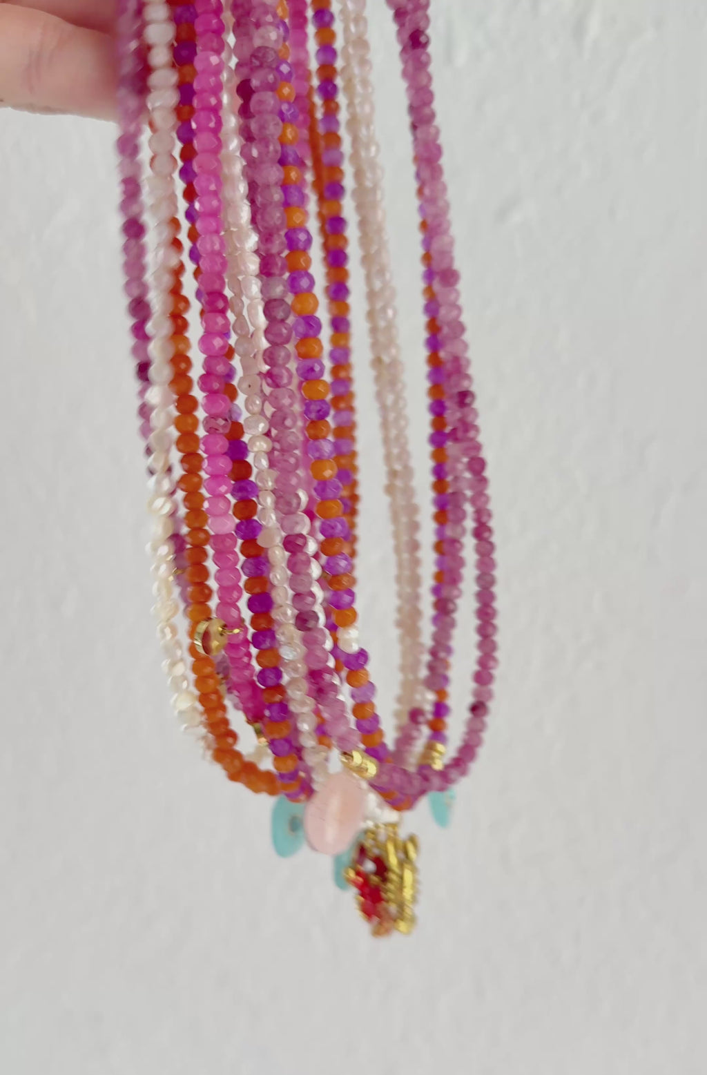 Collar facetado en magenta