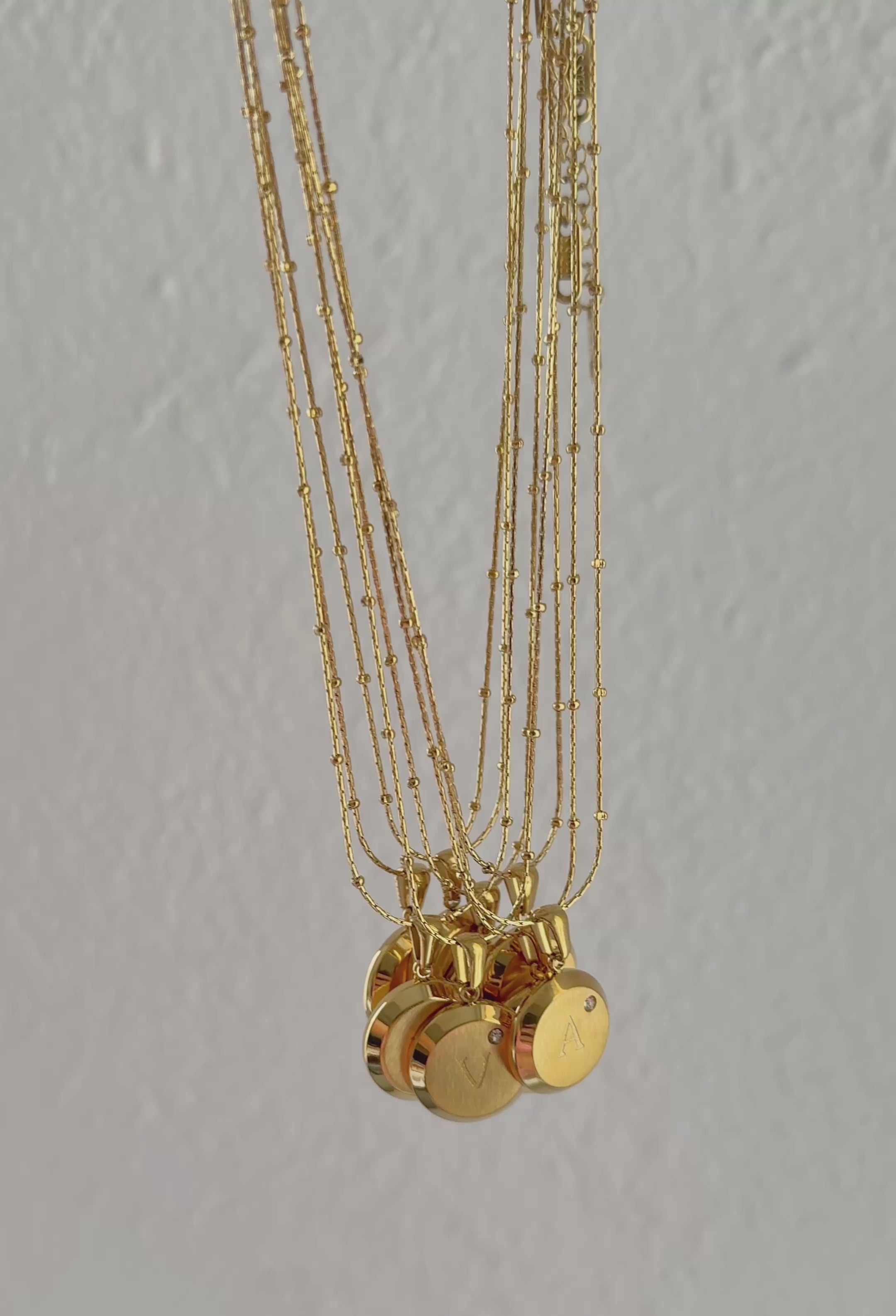 Cadenas con chapa/inicial